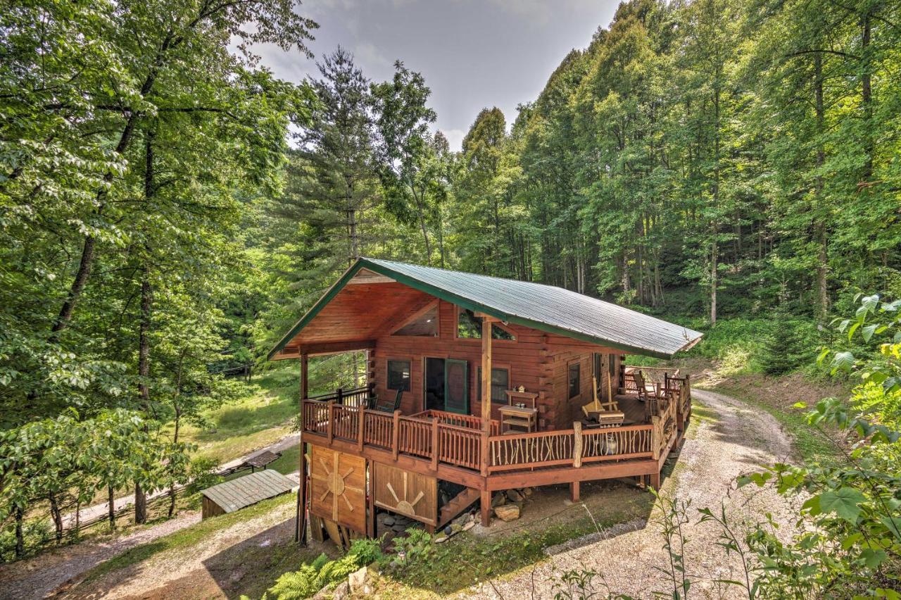Bryson City Cabin With Wraparound Deck And Hot Tub 외부 사진