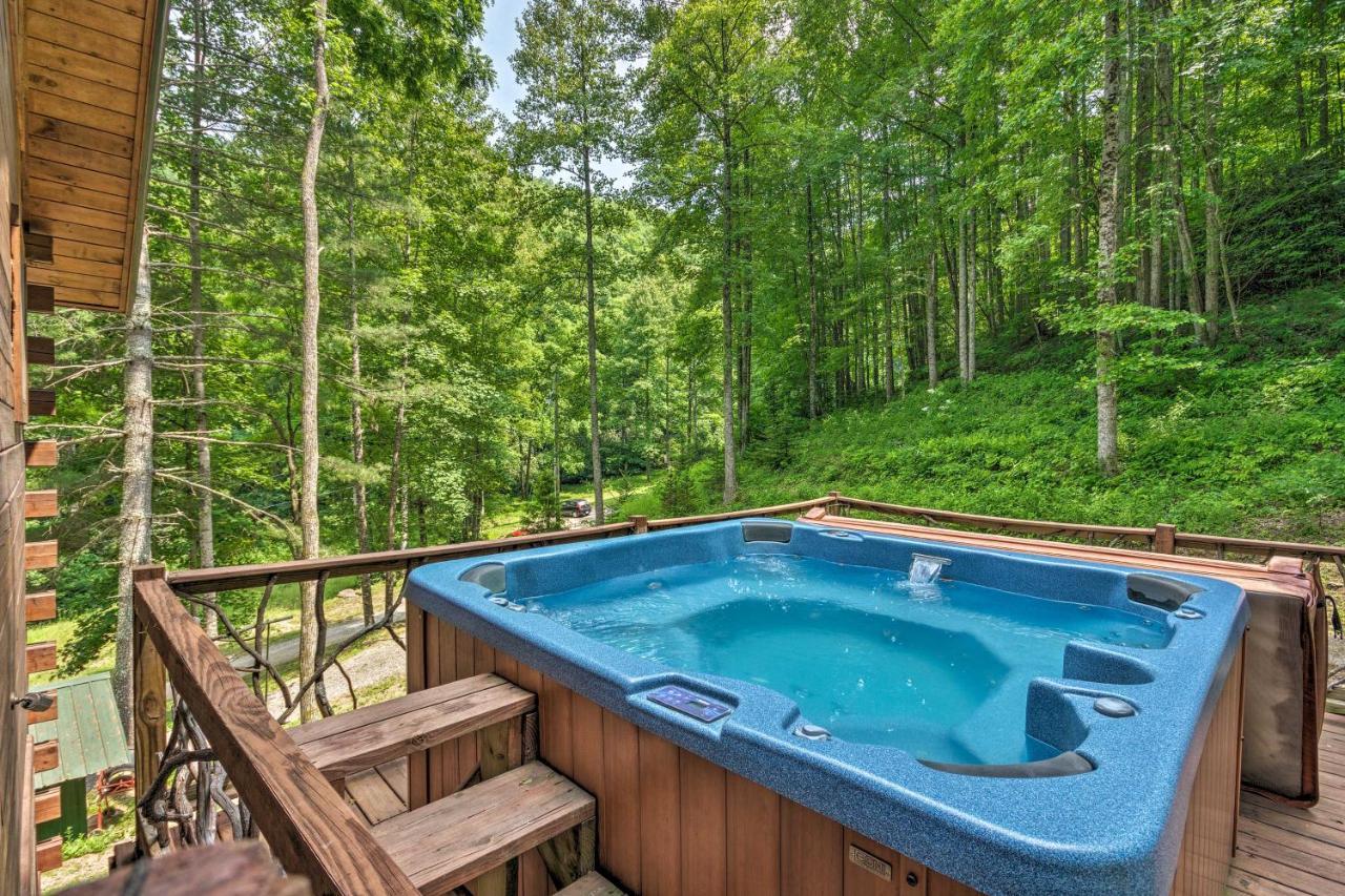 Bryson City Cabin With Wraparound Deck And Hot Tub 외부 사진