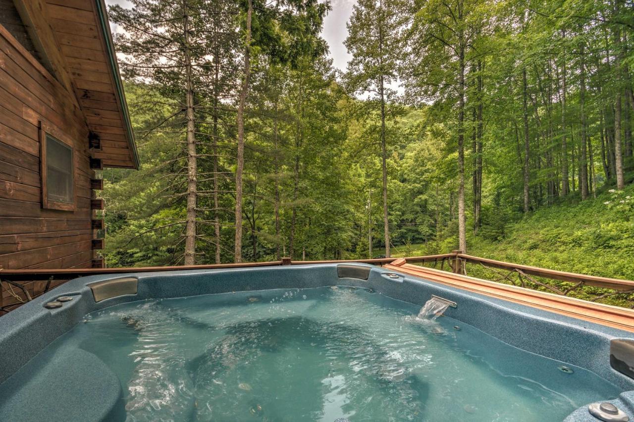 Bryson City Cabin With Wraparound Deck And Hot Tub 외부 사진