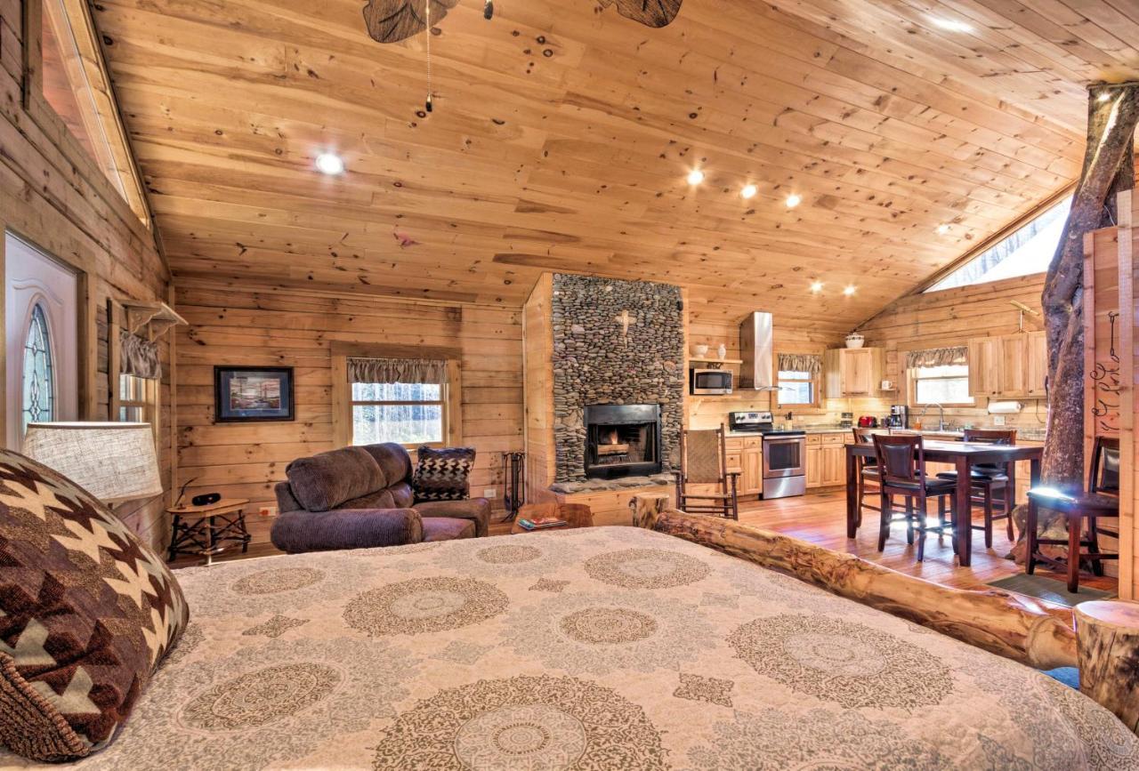 Bryson City Cabin With Wraparound Deck And Hot Tub 외부 사진