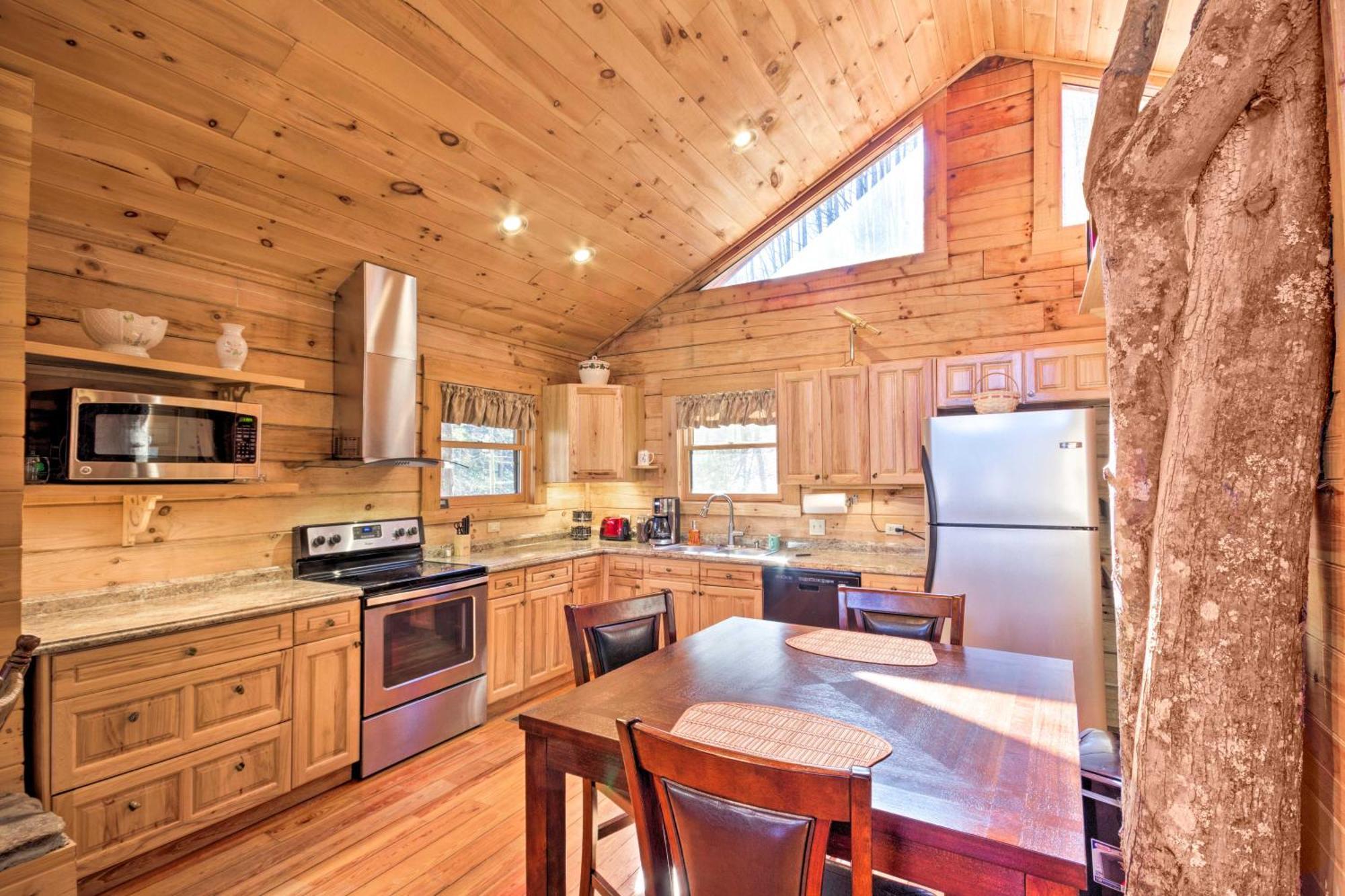 Bryson City Cabin With Wraparound Deck And Hot Tub 외부 사진